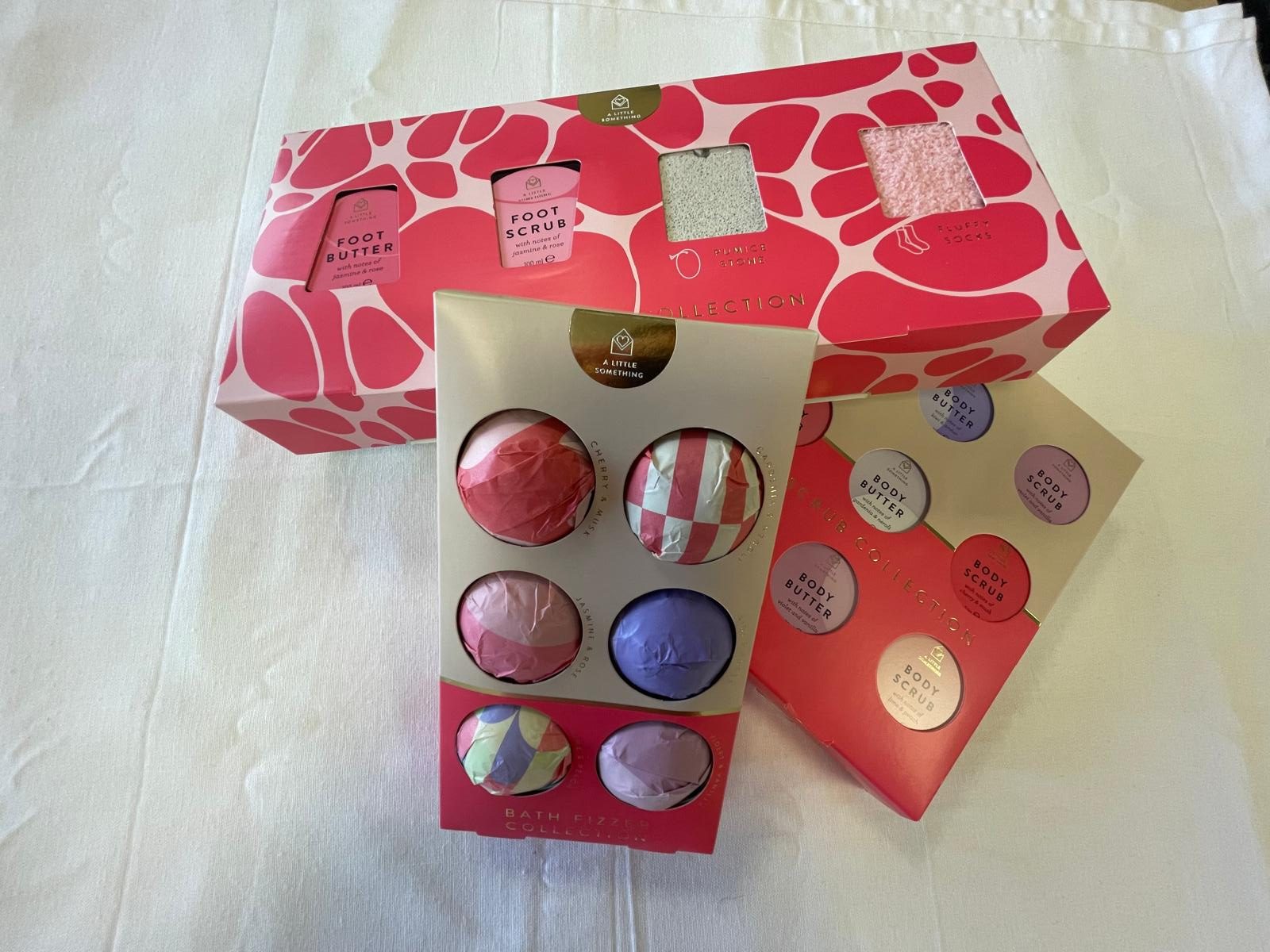 Boots Luxury Gift Set Body Butters, Foot Scrub & Bath Bombs Urka